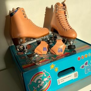 Moxi Beach Bunny roller skates peach blanket size 6